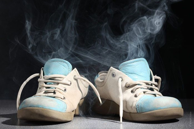Giày có mùi hôi gây khó chịu khi sử dụng cho chính bản thân cũng như mọi người xung quanh