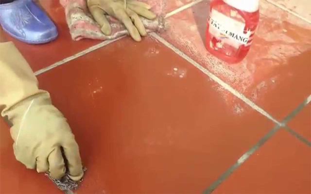 Sàn gạch đỏ dễ bị dính sơn, xi măng khi xây dựng