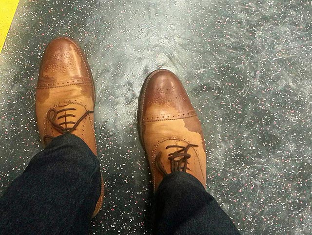 Đi giày bị ướt có thể khiến giày bị mốc và nhanh hỏng