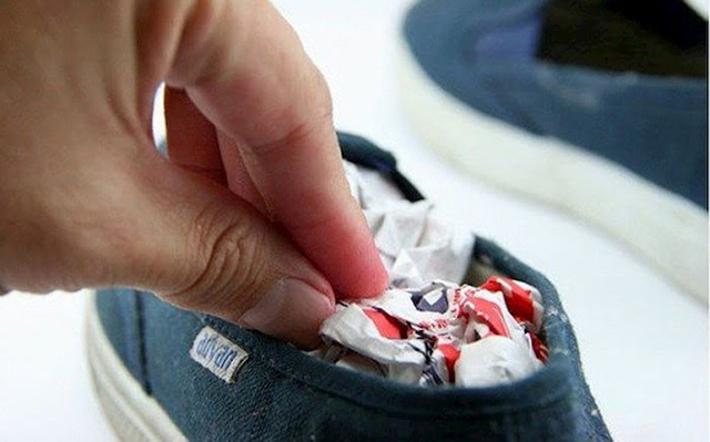 Sử dụng giấy báo giúp giày nhanh khô hơn